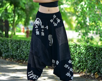 Pantalones holgados de la tribu Hmong, estampado de símbolos japoneses en negro, unisex, de algodón y confección tailandesa.