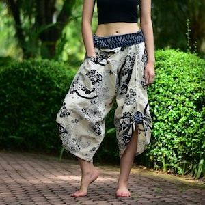 白い鯉柄のサムライパンツ、ユニセックスのコットン製フィッシャーマンラップパンツ