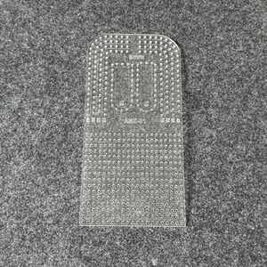 Peut inclure: Un gabarit de maroquinerie en acrylique transparent avec un bord sup&eacute;rieur arrondi, de nombreux trous perc&eacute;s avec pr&eacute;cision et des marquages grav&eacute;s incluant 5mm, 10, 15, 20, 25, 30, ainsi que le texte ABX-01 pour la couture du cuir.