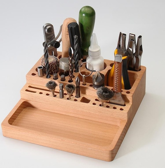 Crafting Table And Wooden Tools: Essential Guide for Beginners