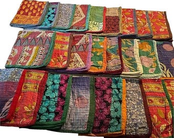 Könnte beinhalten: Eine Sammlung bunter Kantha-Steppdecken, jede mit einem einzigartigen Muster und Design. Die Steppdecken sind aus recycelten Saris hergestellt und perfekt, um jedem Zuhause einen Hauch von Boho-Stil zu verleihen.