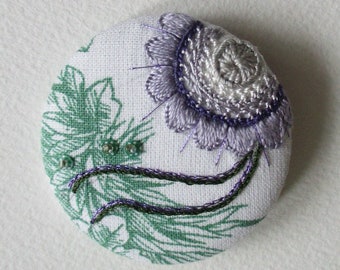 Broche soie. La fleur glazik de La Perle Rennaise ! Broche brodée à la main au fil de soie. Création artisanale bretonne.