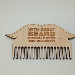 Op de afbeelding: Een houten baardkam met een  moustachevormig handvat. Het handvat is gegraveerd met de tekst "With great beard comes great responsibility".