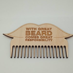Op de afbeelding: Houten baardkam in de vorm van een snor met de tekst "With great beard comes great responsibility".