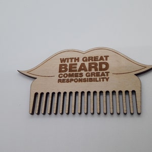 Op de afbeelding: Houten baardkam in de vorm van een snor met de tekst "With great beard comes great responsibility".