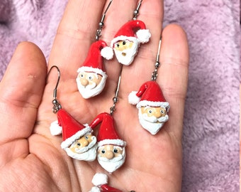 Boucles d'oreilles de noël, bijoux de noël, boucles d’oreilles père noël, argile polymère et crochets en acier inoxydable