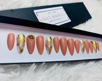 Uñas postizas en bronce dorado / Uñas con detalles de Swarovski pintadas a mano