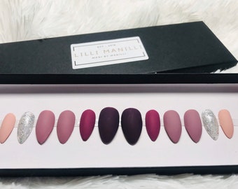 Uñas postizas pintadas a mano en color malva mate