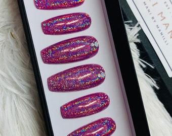 Uñas postizas acrílicas navideñas pintadas a mano con efecto nieve holográfica