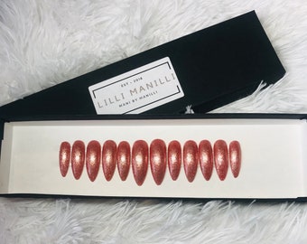 Uñas postizas brillantes con cristales rosados y stiletto