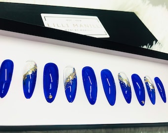 Uñas postizas acrílicas pintadas a mano en azul y dorado Royale