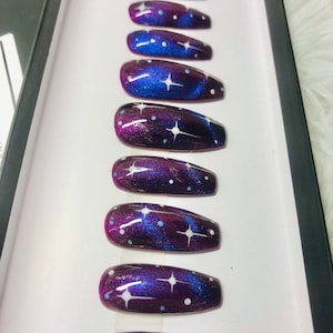 Odyssey Press on Nails | Nepnagels | Valse nagels | Spijkerstok op spijkers | Lijm op spijkers | Kosmische nagels | Paarse nagels | Doodskist Nagels