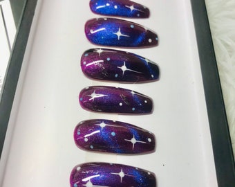 Uñas cósmicas pintadas a mano / Uñas de ataúd moradas