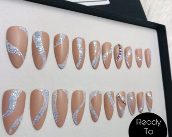 Uñas postizas acrílicas con purpurina y remolinos / Uñas postizas cortas de almendra