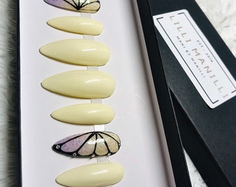 Uñas de mariposa pintadas a mano / Diseño de alas de primavera