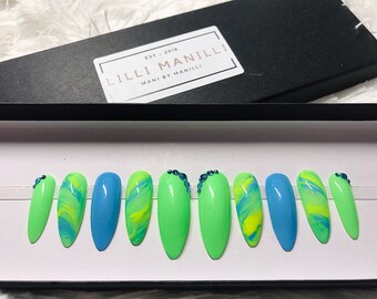 Uñas postizas estilo stiletto Caribbean Sunshine / Azul neón y verde