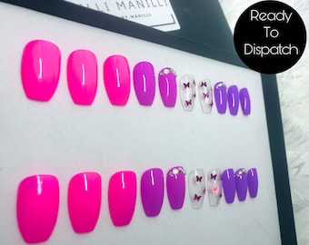 Uñas acrílicas mariposa stiletto magenta y morada hechas a mano