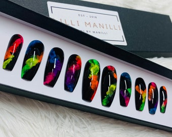 Uñas postizas acrílicas pintadas a mano con efecto humo arcoíris