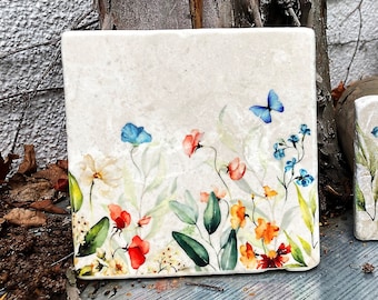 Marmorfliese mit dekorativen Blumen, Aquarell auf Schmuckkachel aus echtem Marmor, 10x10 cm, 15x15 cm, optional mit Aufhängung, Geschenkidee