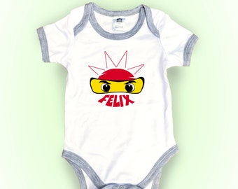 Kinderstrampler | Ninjago AugenMaske auf Bodysuit  | Geschenk personalisiert | Geschenk für Neugeborene zur Geburt | PE - CottonFeeling