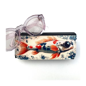 Brillen Box Porzellanmusterdruck, Koi Karpfen, Innenmaße 15x7x2,5cm, BrillenEtui, Sonnenbrillen Dose, Magnetverschluss, DesignTipp