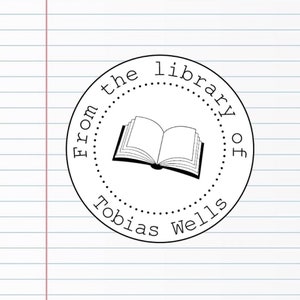 Peut inclure: Illustration en noir et blanc d'un livre ouvert avec le texte "From the library of Tobias Wells" en cercle autour.