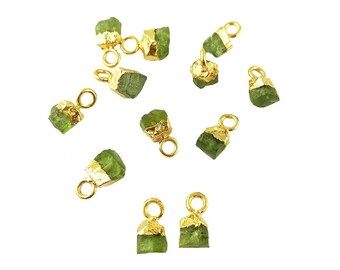 Colgante de peridoto en oro bruto electrochapado, piedra natal de agosto, 5-7 mm aprox. Colgante con dije, colgante de peridoto, colgante pequeño. Se vende por unidad.