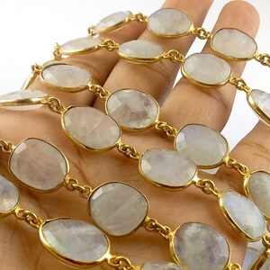 Peut inclure: Un brin de perles de pierre de lune de forme ovale avec une cha&icirc;ne dor&eacute;e. Les perles sont de couleur blanc laiteux avec un l&eacute;ger reflet iris&eacute;.