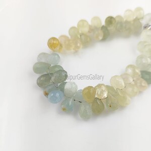 Cuentas de aguamarina natural en forma de lágrima, cuentas de piedras preciosas facetadas, cuentas tipo briolette, cuentas para hacer joyas, 58 cuentas por tira, venta por tira.