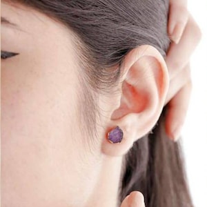 Amethyst Roh Ohrstecker, Amethyst Rohedelstein Ohrringe, Ohrstecker Geschenk für Frauen, Lila Rohstein, Februar Birthstone Geschenk, Verkauf pro Paar