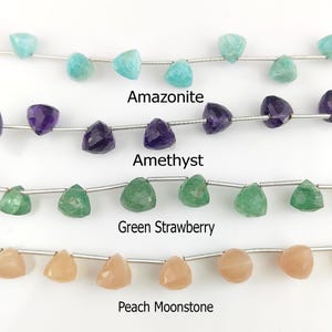 Puede incluir: Cuatro filas de cuentas de piedras preciosas en forma de triángulo enhebradas en alambre plateado. La fila superior es de amazonita azul claro, la segunda fila es de amatista púrpura, la tercera fila es de Green Strawberry verde y la fila inferior es de Peach Moonstone melocotón.