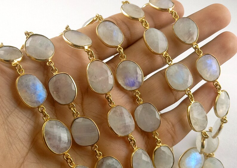 Peut inclure: Un collier de perles de pierre de lune blanche avec des accents dor&eacute;s. Les perles sont de forme ovale et ont une finition lisse et polie. Les accents dor&eacute;s sont petits et d&eacute;licats.
