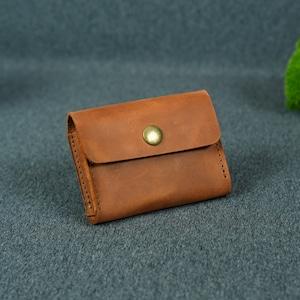 Compacte leren kaarthouder, drukknoopsluiting, leren zakelijke accessoires, gepersonaliseerd cadeau, gratis initialen