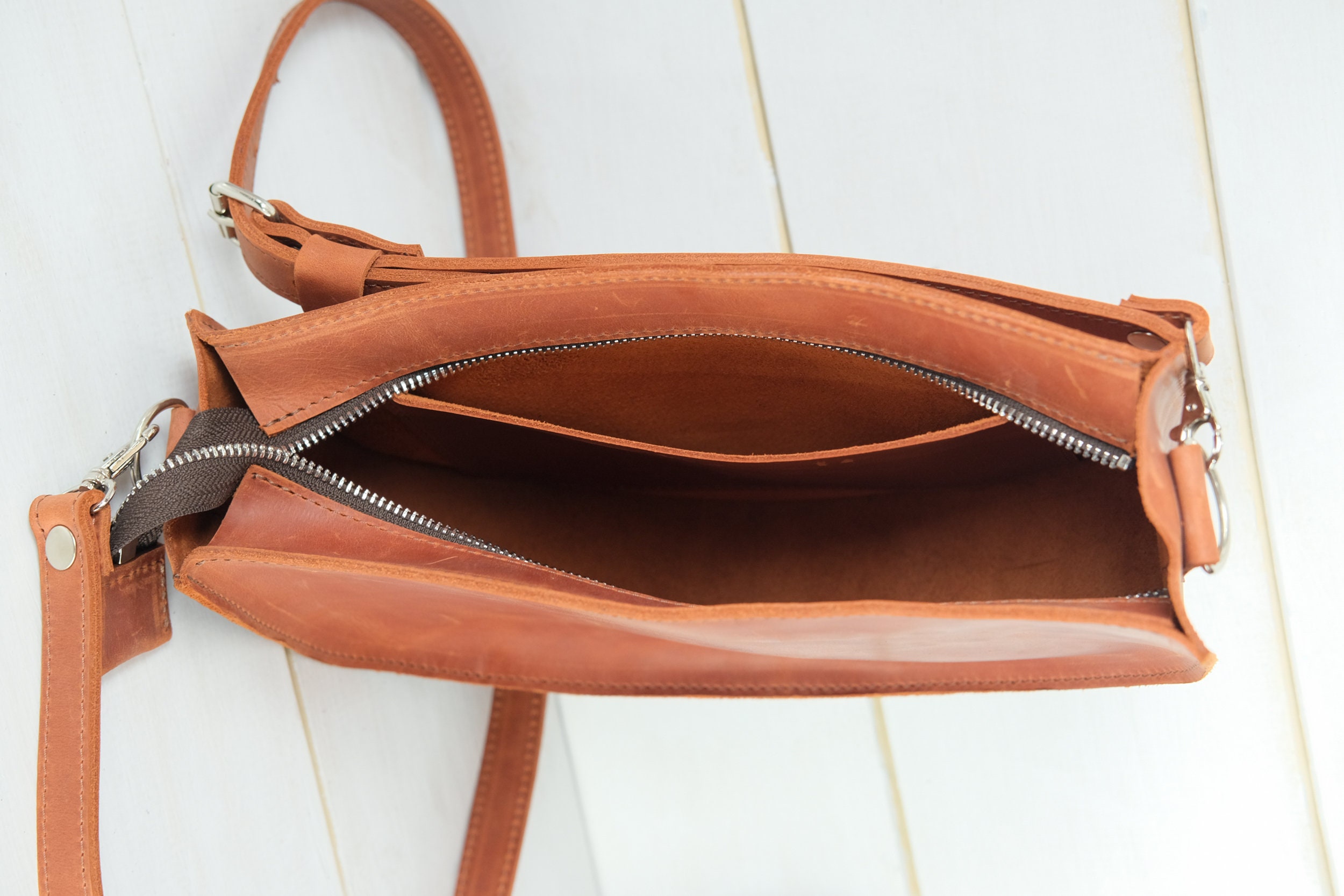 Vintage Half-moon Leather Crossbody Bag: Detachable Strap
