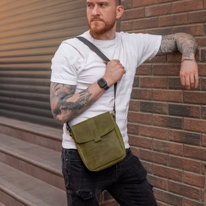 Umhängetasche personalisiert, Geschenk für Ihn, Crossbody Ledertasche für Männer, Umhängetasche aus Leder, Herren Geldbeutel mit Klappe, Jeden Tag tragen