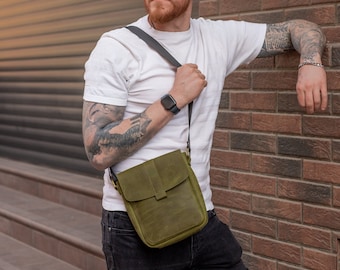 Umhängetasche personalisiert, Geschenk für Ihn, Crossbody Ledertasche für Männer, Umhängetasche aus Leder, Herren Geldbeutel mit Klappe, Jeden Tag tragen