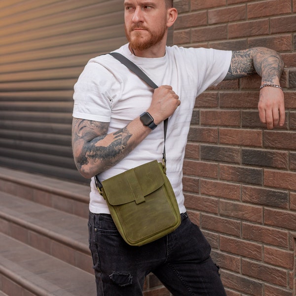 Umhängetasche personalisiert, Geschenk für Ihn, Crossbody Ledertasche für Männer, Umhängetasche aus Leder, Herren Geldbeutel mit Klappe, Jeden Tag tragen