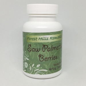 K&ouml;nnte beinhalten: Wei&szlig;e Plastikflasche mit einem gr&uuml;nen Etikett, auf dem "Forest Hills Remedies Saw Palmetto Berries Herbal Supplement 90 Veg. Caps." steht.