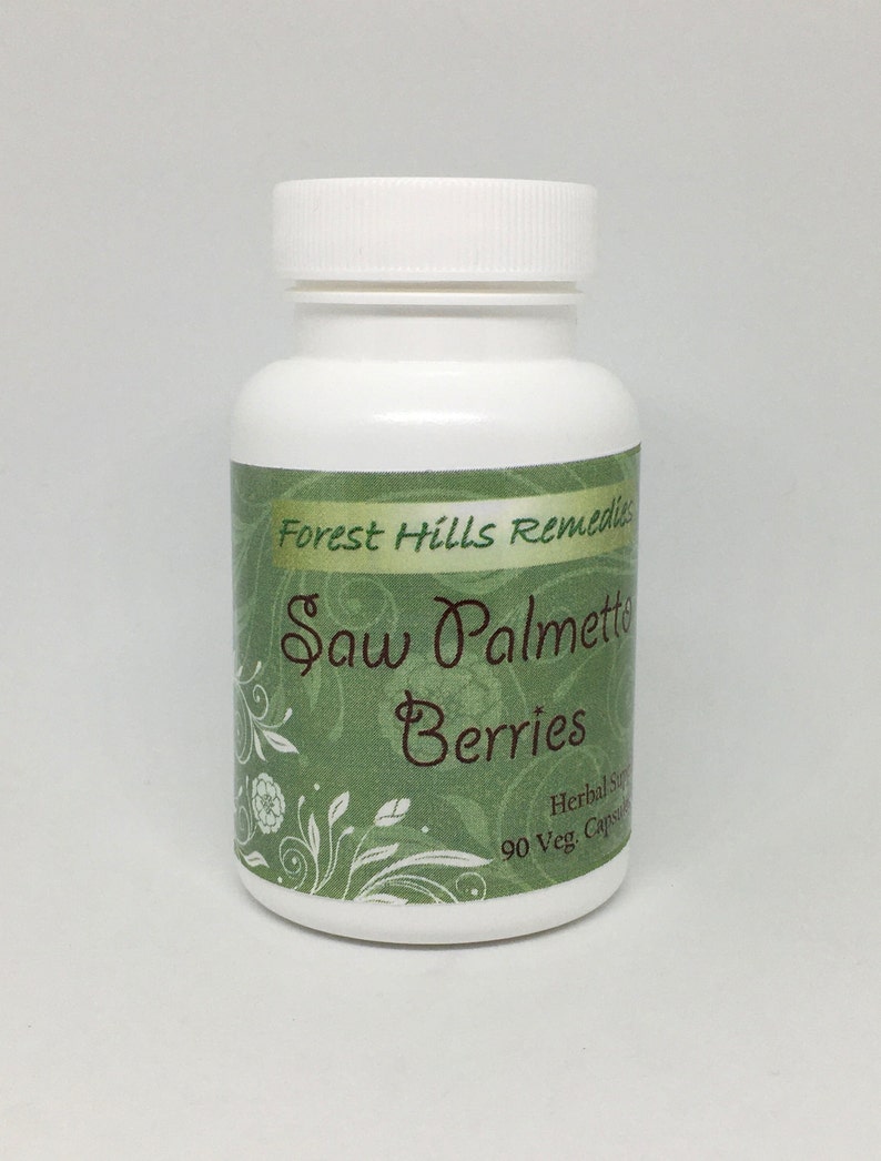 K&ouml;nnte beinhalten: Wei&szlig;e Plastikflasche mit einem gr&uuml;nen Etikett, auf dem "Forest Hills Remedies Saw Palmetto Berries Herbal Supplement 90 Veg. Caps." steht.