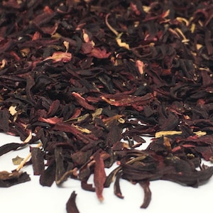 Pu&ograve; includere: Fiori di ibisco essiccati, noti anche come roselle, sono di colore rosso intenso e hanno un sapore leggermente aspro. Sono spesso utilizzati per preparare il t&egrave; o come colorante alimentare naturale.