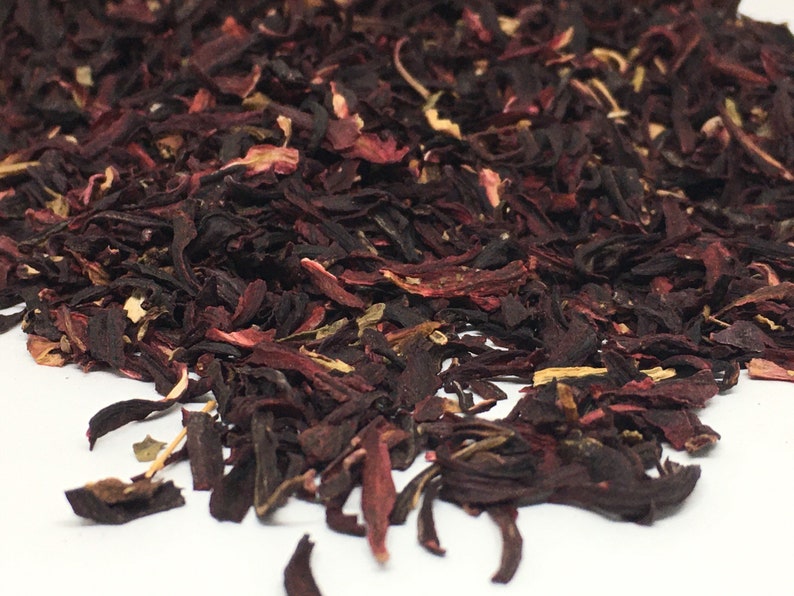 Pu&ograve; includere: Fiori di ibisco essiccati, noti anche come roselle, sono di colore rosso intenso e hanno un sapore leggermente aspro. Sono spesso utilizzati per preparare il t&egrave; o come colorante alimentare naturale.