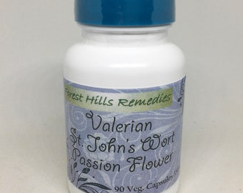 以下が含まれることがあります： 青い蓋が付いた白いボトルに「Forest Hills Remedies Valerian St. John's Wort Passion Flower 90 Veg. Capsules 500mg」とラベルが貼られています。