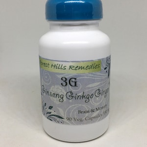 Puede incluir: Botella de plástico blanca con tapa azul, etiquetada "Forest Hills Remedies 3G Ginseng Ginkgo Ginger Brain & Memory 90 Veg. Capsules 350"