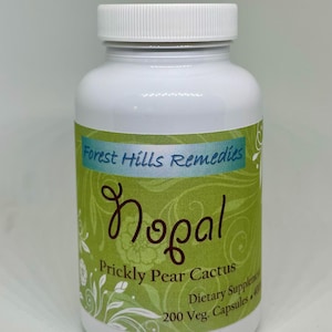 Puede incluir: Una botella de plástico blanco con tapa blanca, etiquetada "Forest Hills Remedies Nopal Prickly Pear Cactus Dietary Supplement" con 200 cápsulas. La etiqueta es verde con detalles florales blancos.