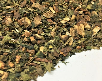 Pode incluir: Um close-up de um monte de ervas e raízes secas, incluindo folhas verdes, casca marrom e pequenos pedaços de gengibre. A mistura é provavelmente para fazer chá de ervas.