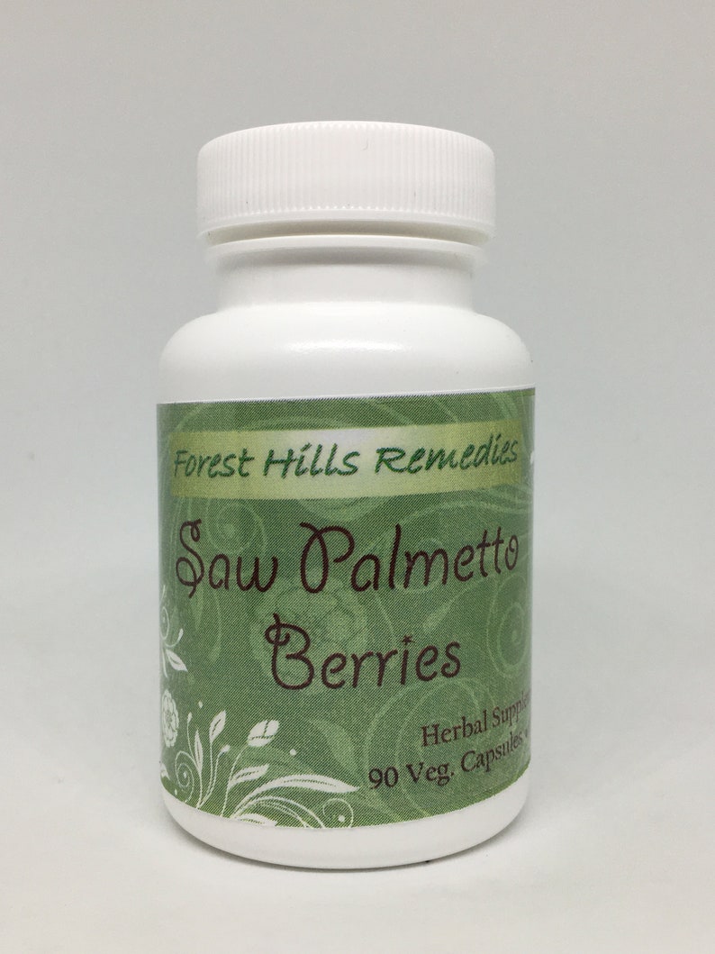 K&ouml;nnte beinhalten: Wei&szlig;e Plastikflasche mit einem gr&uuml;nen Etikett, auf dem "Forest Hills Remedies Saw Palmetto Berries Herbal Supplement 90 Veg. Capsules" steht.
