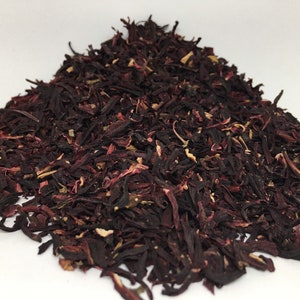 Pu&ograve; includere: Fiori di ibisco essiccati, noti anche come roselle, sono di colore rosso intenso e hanno un sapore leggermente aspro. Sono spesso utilizzati per preparare il t&egrave; o come colorante alimentare naturale.