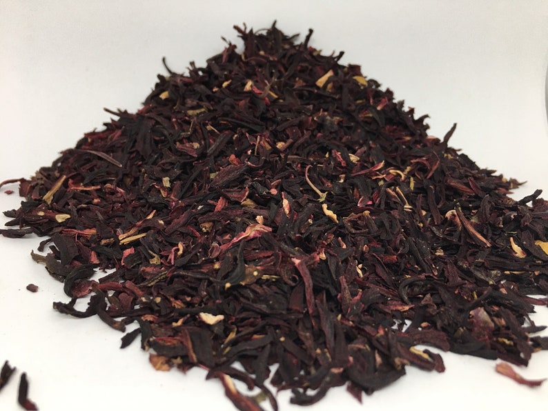 Pu&ograve; includere: Fiori di ibisco essiccati, noti anche come roselle, sono di colore rosso intenso e hanno un sapore leggermente aspro. Sono spesso utilizzati per preparare il t&egrave; o come colorante alimentare naturale.