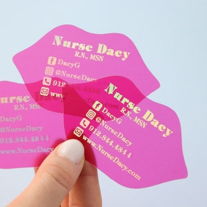 Biglietto da visita trasparente con forma personalizzata per labbra. Plastica rosa satinato, estetista, medicina estetica, spa, bellezza. Distinguiti, sii originale, memorabile