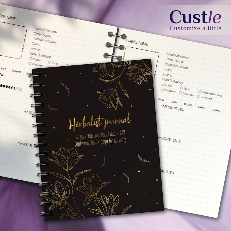 K&ouml;nnte beinhalten: Ein schwarzes und goldenes Kr&auml;utertagebuch mit floralem Design. Der Einband zeigt den Text "Herbalist Journal" und "or your custom text Field - T#1 (optional, blank page by default)". Das Tagebuch hat eine Spiralbindung und ist auf einer leeren Seite mit Linien ge&ouml;ffnet.